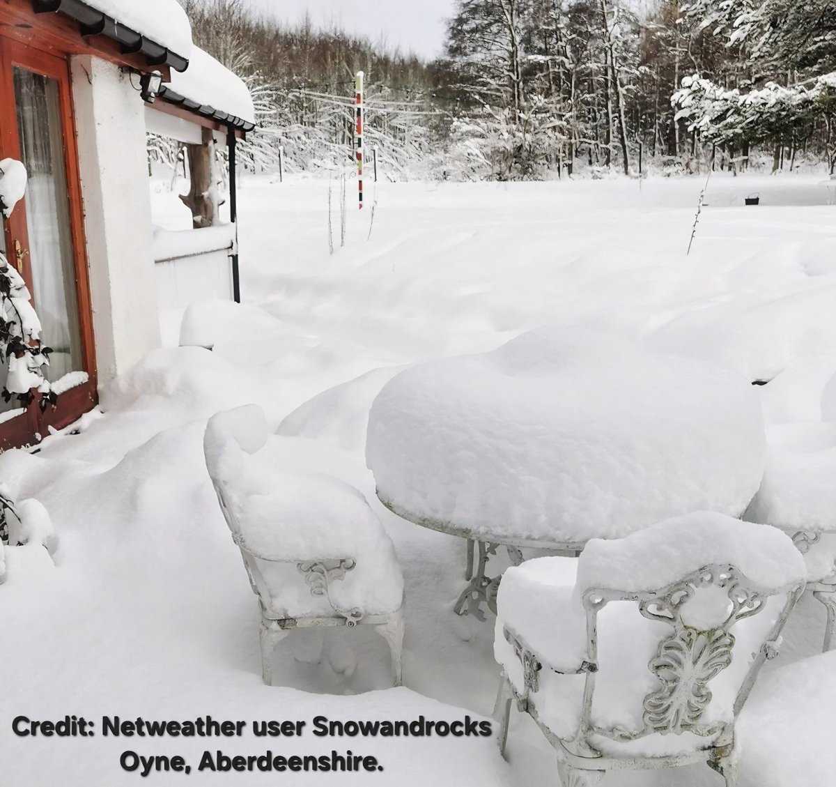 MetWatchUK's tweet image. Reports of 40-50cm in some parts of Aberdeenshire, Scotland today! The village of Oyne below. #uksnow