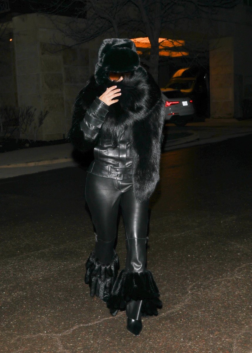 LaModeUnknown's tweet image. Kim Kardashian in vintage ✨️Gucci✨️ by Tom Ford Fall/Winter 2003 leather jacket and 1999 pants in Aspen.🪡