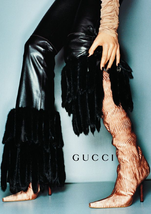 LaModeUnknown's tweet image. Kim Kardashian in vintage ✨️Gucci✨️ by Tom Ford Fall/Winter 2003 leather jacket and 1999 pants in Aspen.🪡