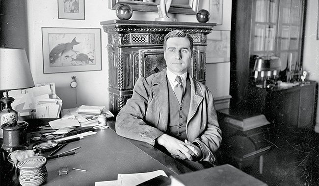 benjaminrandow's tweet image. "Je me demande quelquefois ce que devient notre appartement de Paris, et en particulier mon bureau où j'ai vécu tant d'heures paisibles sans la moindre intuition de ce qui allait se passer. Pourtant, je me souviens qu'un jour où je me tenais debout devant les rayons de la…