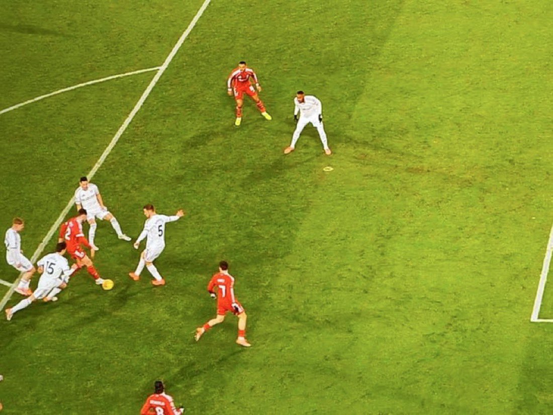 SwearingSport's tweet image. How the fuck has this been given as ONSIDE?🤔

LiVARpool.