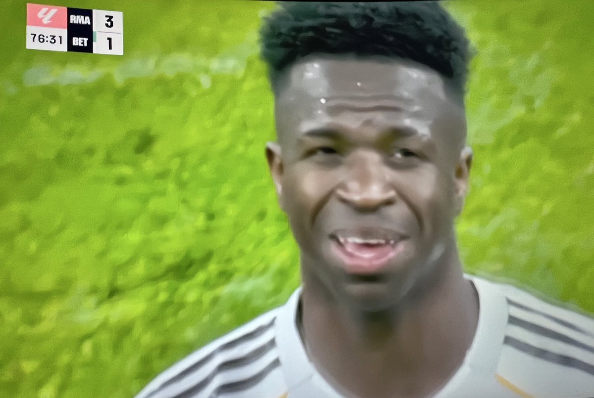 Dakika 80 olmuş arda güler girdiği için şu verdiği mimiklere bakın orspo çocuğu sizi ne istiyorsunuz bu çocuktan oda insan değil mi