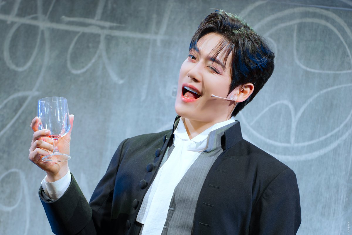 graph_secret's tweet image. 260104 프라테르니테 밤공 피처링 무대인사

양지원 배우님

그대의 윙크에 치얼스 ━☆