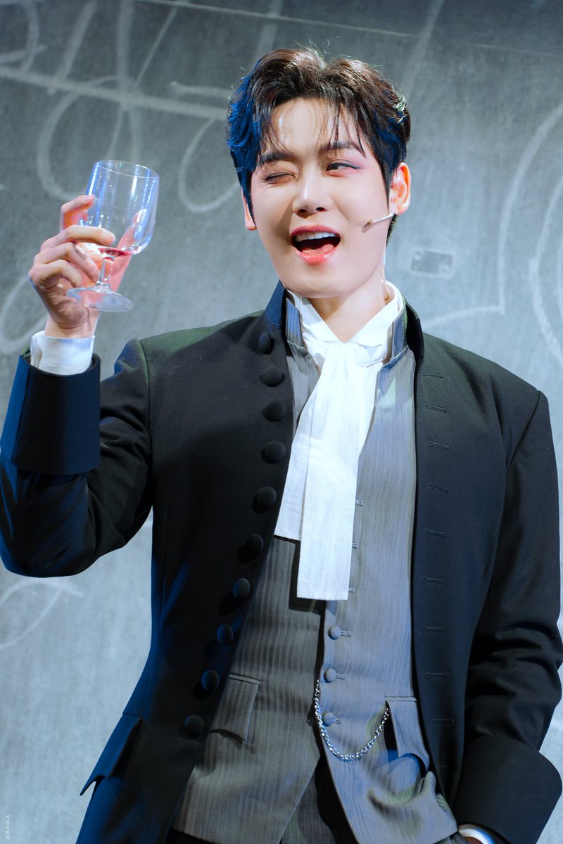 graph_secret's tweet image. 260104 프라테르니테 밤공 피처링 무대인사

양지원 배우님

그대의 윙크에 치얼스 ━☆