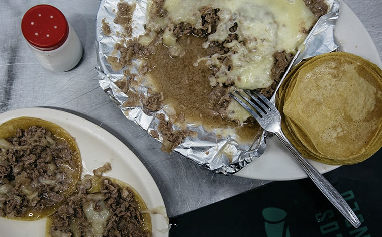 localmx_'s tweet photo. #TacosCDMX Desde locales miniatura hasta taquerías que se han adueñado de esquinas completas, preparamos una lista de nuestras favoritas en la Narvarte. https://t.co/OWg6VEcBfV https://t.co/Ntf0lfASWH