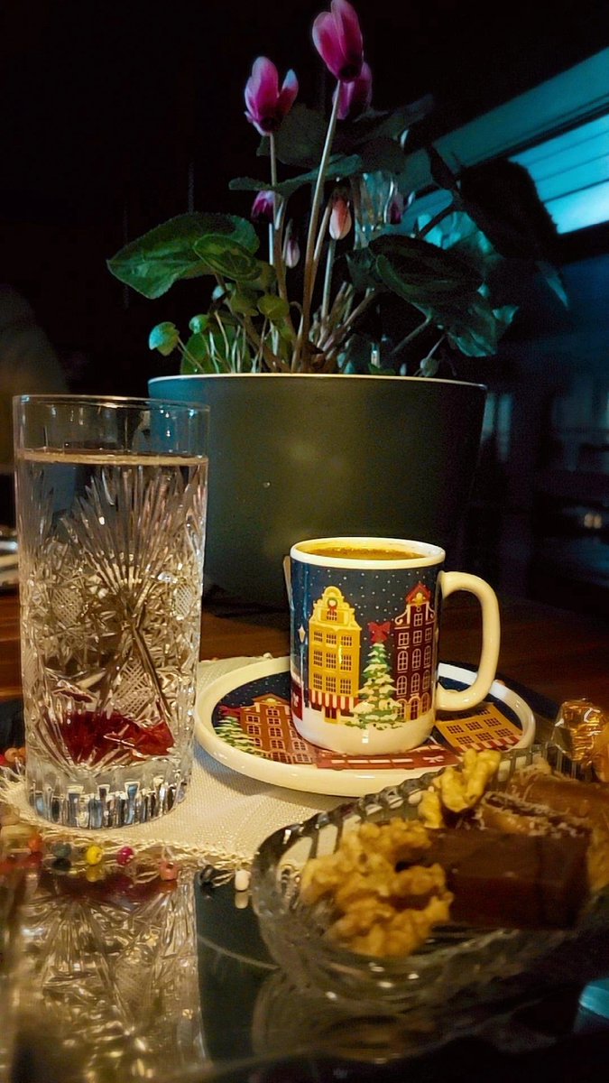 Yarınlar hep güzel olacak denir. 
Oysa bugünler, dünün yarınları değil midir?
Victor Hugo