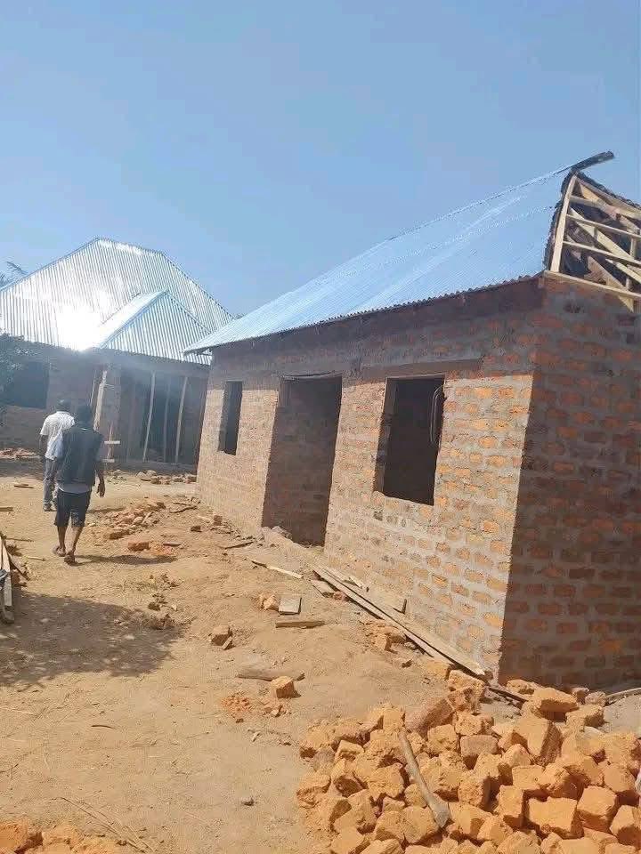 ChinasaNworu's tweet photo. Alex Barbir arrived in Yelewata Communities, Guma Local Government Area, Benue State, Nigeria, and started building new homes and renovating those destroyed in attacks by Fulani herdsmen.
Through his organization, Building Zion,  Alex is restoring hope. https://t.co/i31WRj6FZK