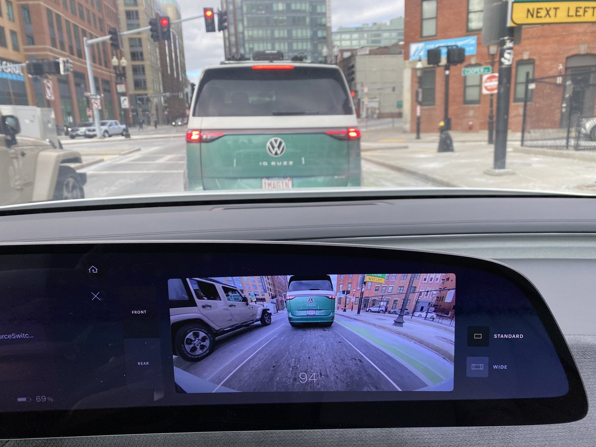 bostonpilot85's tweet image. First time seeing a ID BUZZ here in Boston while driving in Lucid Gravity.  #LucidGravity and #IDBUZZ 🤩