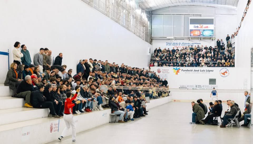 OLTRA I ANDREU, FERIDORS PER AL MÀ A MÀ ENTRE PUCHOL II I DE LA VEGA.-  A mesura que s'acosta el duel individual entre Puchol II i De la Vega, van eixint més notícies de la partida del día 6, Dia de Reïs. via Facebook, Pilota l’esport d’un poble 
<a href="/Pelayotrinquet/">Trinquet de Pelayo</a>