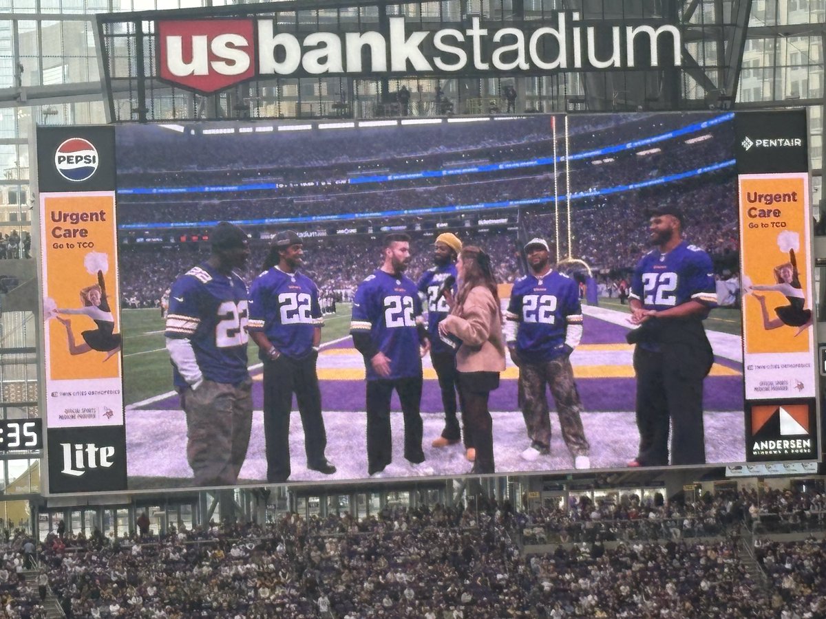 WillRagatz's tweet image. Former Vikings Xavier Rhodes, Anthony Harris, Andrew Sendejo, Mistral Raymond, Jamarca Sanford, and Anthony Barr all rocking No. 22 jerseys for what could be Harrison Smith’s final game.