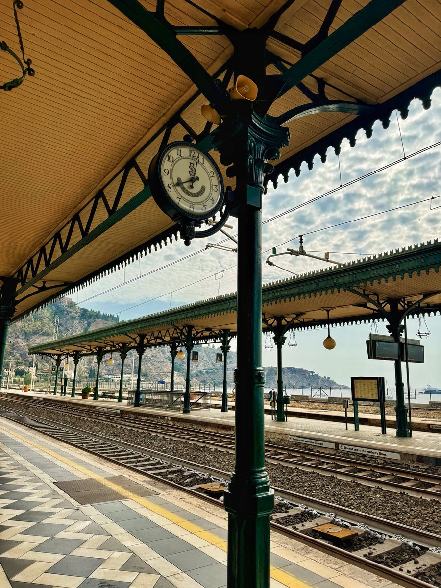 CharmOfCulture's tweet image. I am once again thinking about the Taormina train station 🇮🇹