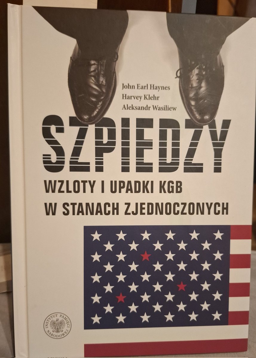 Bardzo dobrze, że ta książka ukazała się w Polsce. Rozprawia się ona z wieloma szkodliwymi mitami, m. in. z narracją umniejszającą rolę małżeństwa Rosenbergów w operacji sowieckiego szpiegostwa atomowego. Pozostaje jednak pewien niedosyt. W publikacji opartej na wypisach z