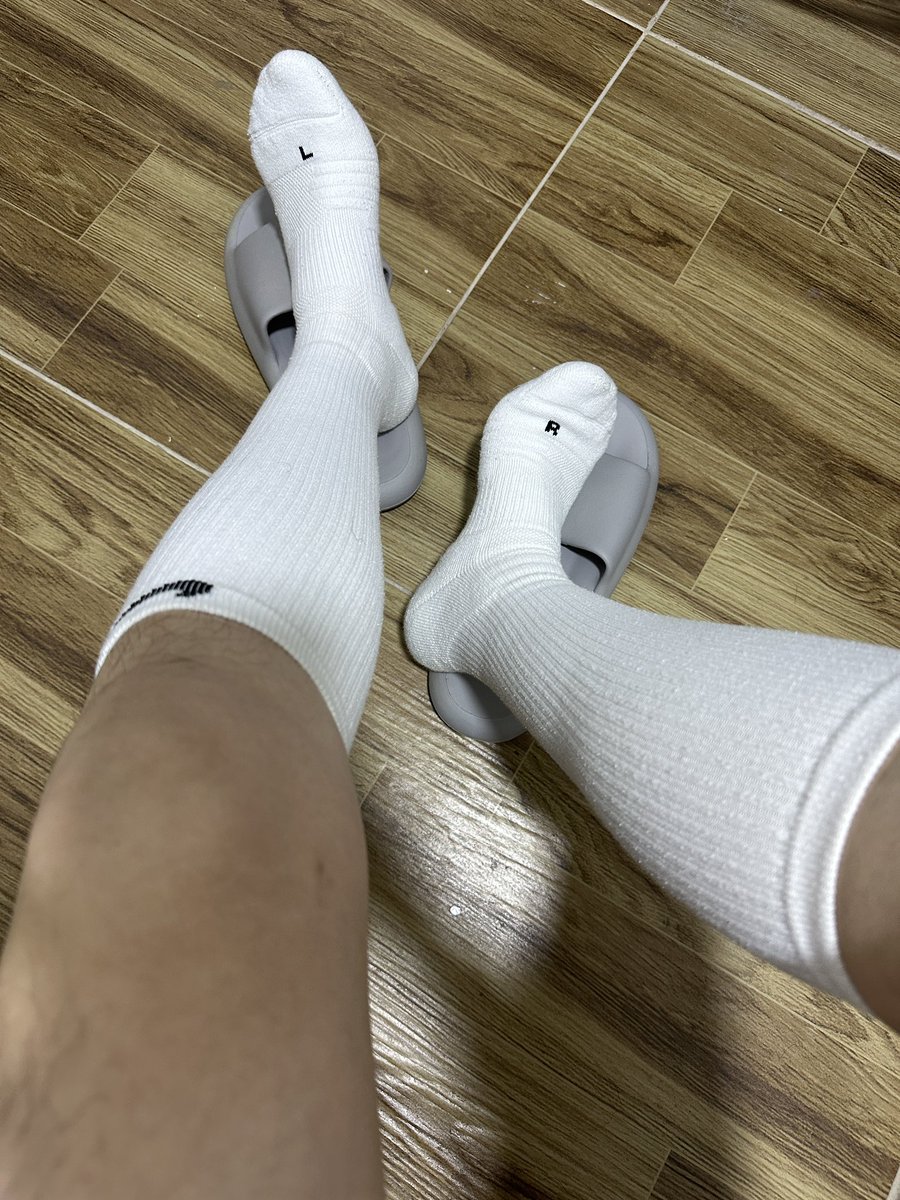 SX_259's tweet photo. 冬天穿��袜太爽了🥵
回到家就迫不及待换成短裤 https://t.co/CHTTEq62VZ