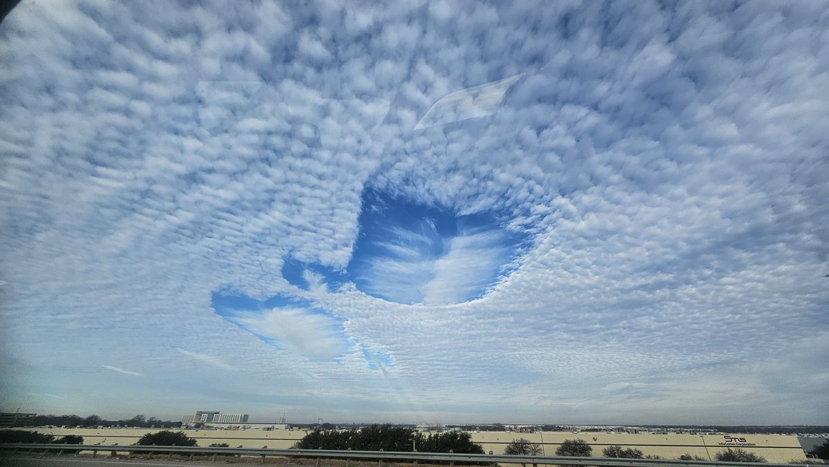 beginbeingLIVE's tweet photo. Who's making my latte in the sky today? https://t.co/fDkgGTGYXk