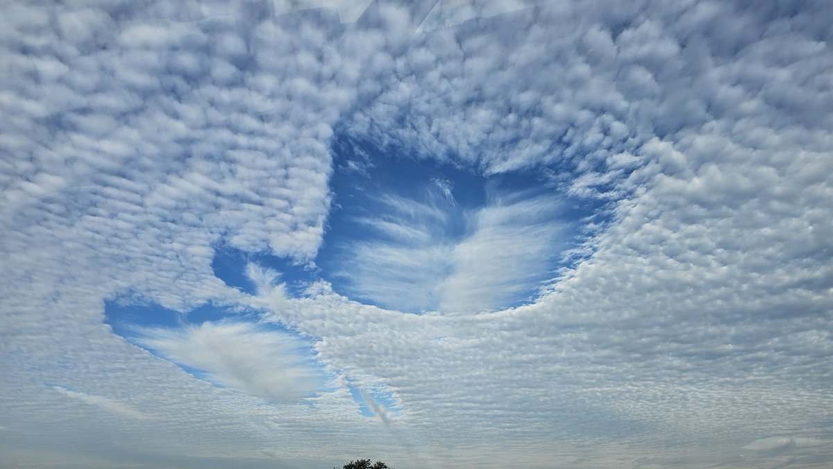 beginbeingLIVE's tweet photo. Who's making my latte in the sky today? https://t.co/fDkgGTGYXk