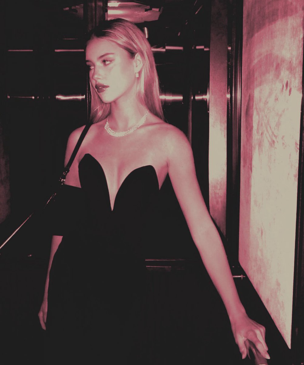 𝗍𝗁𝖾 𝗐𝗁𝗂𝗍𝖾 𝗌𝗐𝖺𝗇, 𝙀𝙢𝙢𝙖. tweet media