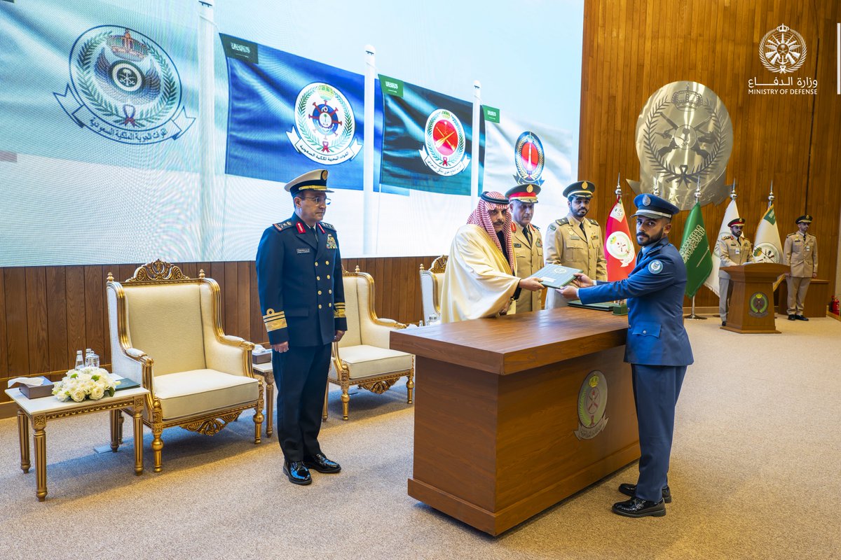 نيابةً عن سمو #وزير_الدفاع؛ صاحب السمو الأمير عبدالرحمن بن محمد بن عيّاف نائب وزير الدفاع يرعى حفل تخريج طلبة دورات تأهيل الضباط الجامعيين لأفرع القوات المسلحة للعام الدراسي 1447هـ.

#وزارة_الدفاع

mod.gov.sa/ar/MediaCenter…