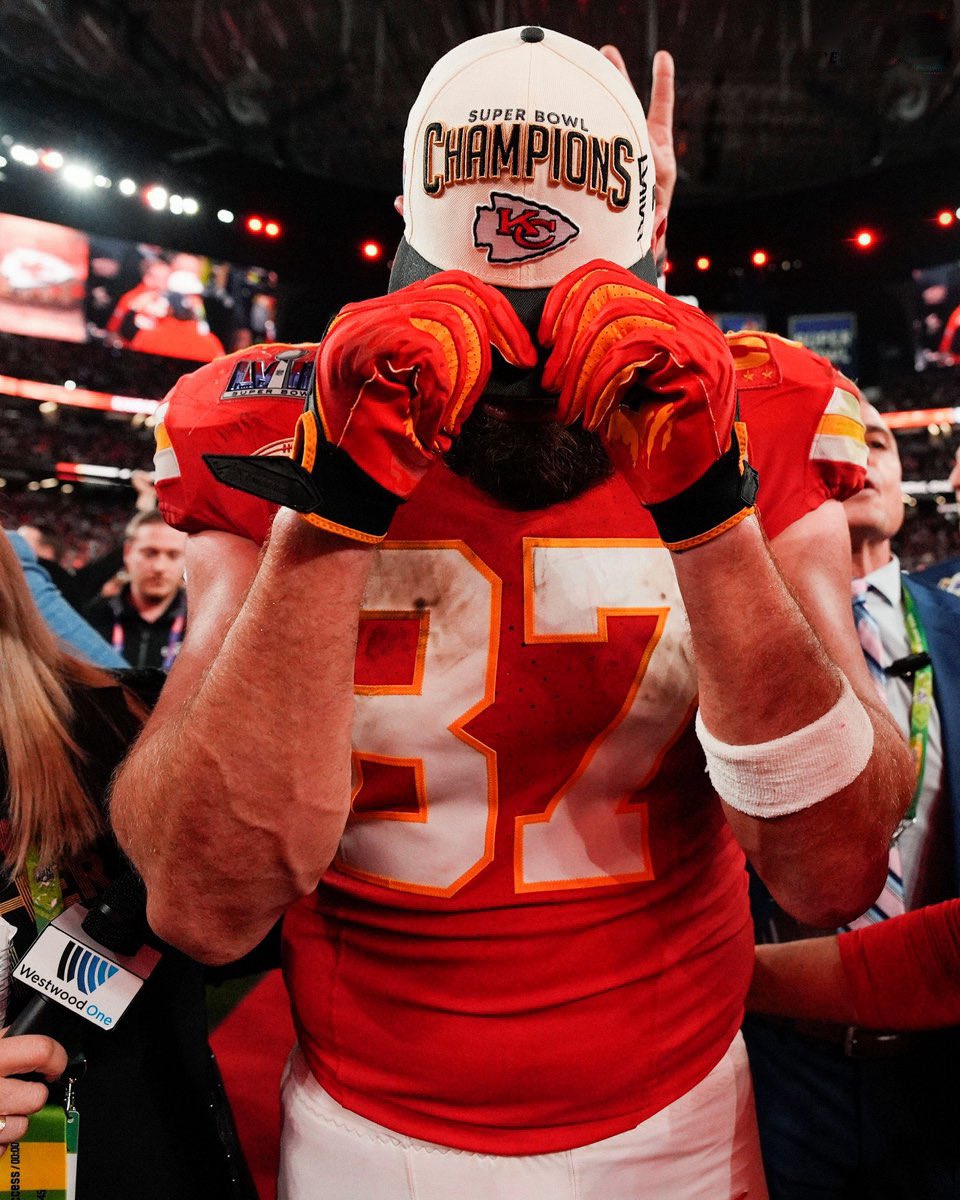LanceTHESPOKEN's tweet image. It’s going to be a tough day. 

Thank you for giving us 12 incredible seasons.

7 consecutive AFC Championship appearance don’t happen without 87.

5 Super Bowl appearances don’t happen without 87.

3 Super Bowl championships don’t happen without 87.

Thank you for all of it. 🐐