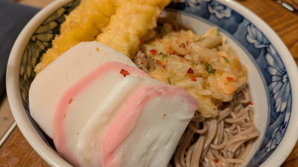 皆様あけましておめでとうございます_:(´ཀ`」 Z): 
サービス業なので年末年始はひたすら働くのはいいとして、年内最後の休みと新年最初の休みが悪友に連れ出されて潰れるという大事故が発生して割と瀕死

これは大晦日の夜に食べたお蕎麦
仕事して帰ってお蕎麦を茹で始める時点でもう年が明けてた（）