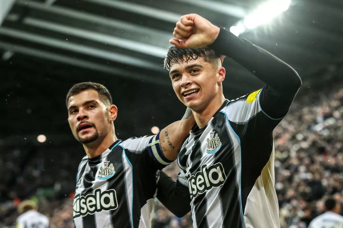 NUFCEdge's tweet image. Lewis Miley played 59 passes against Palace today.

Not a single pass went astray. 

NOT. ONE. SINGLE. PASS!

Star boy 🌟 #nufc