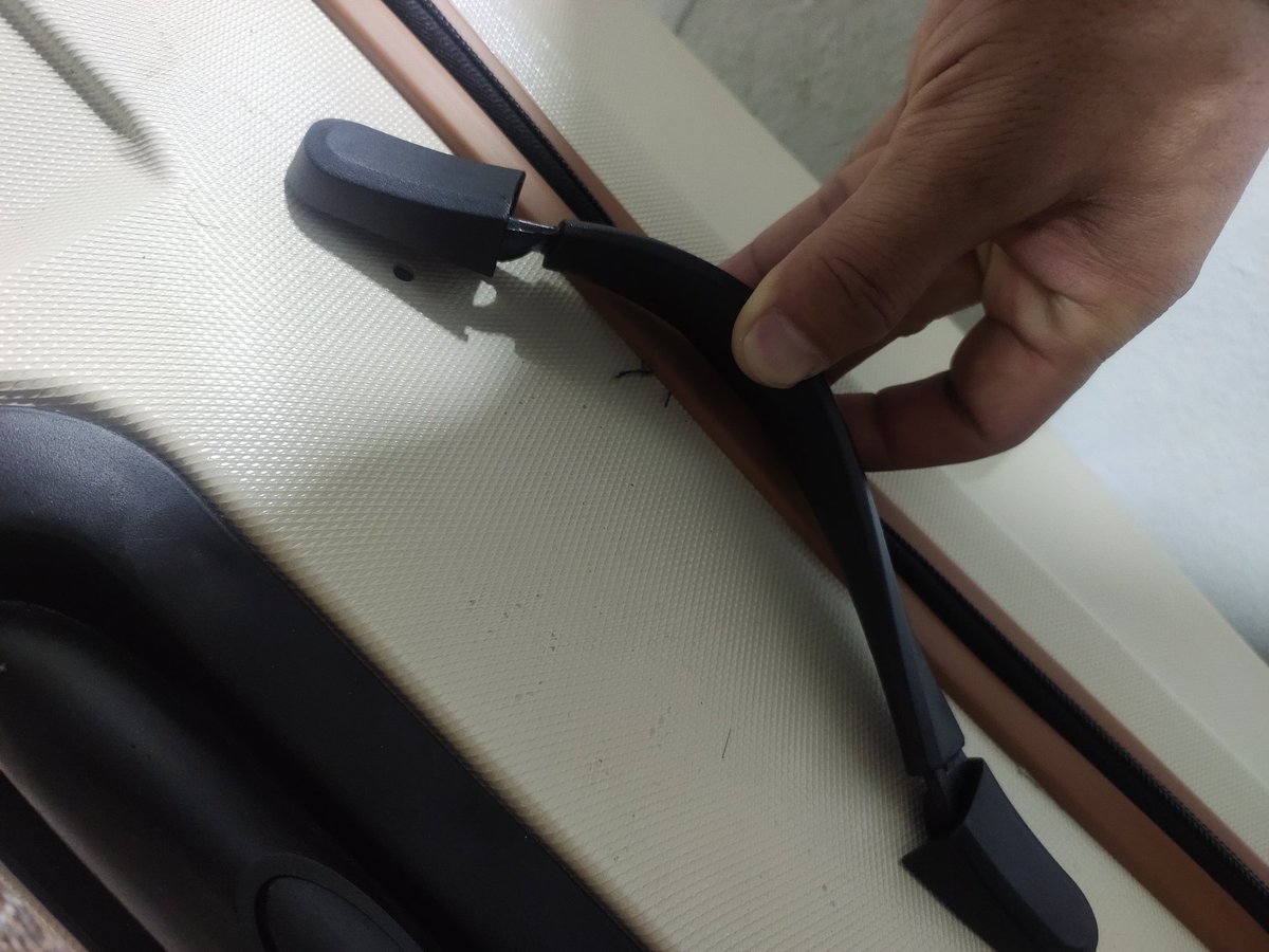 asadraza32's tweet photo. @SafariBags I bought a Safari trolley just 1 month ago, and it is already broken even with normal use. Very disappointed with the quality. Please look into this and help with replacement or repair. #SafariBags #PoorQuality https://t.co/2Tyy675RTr