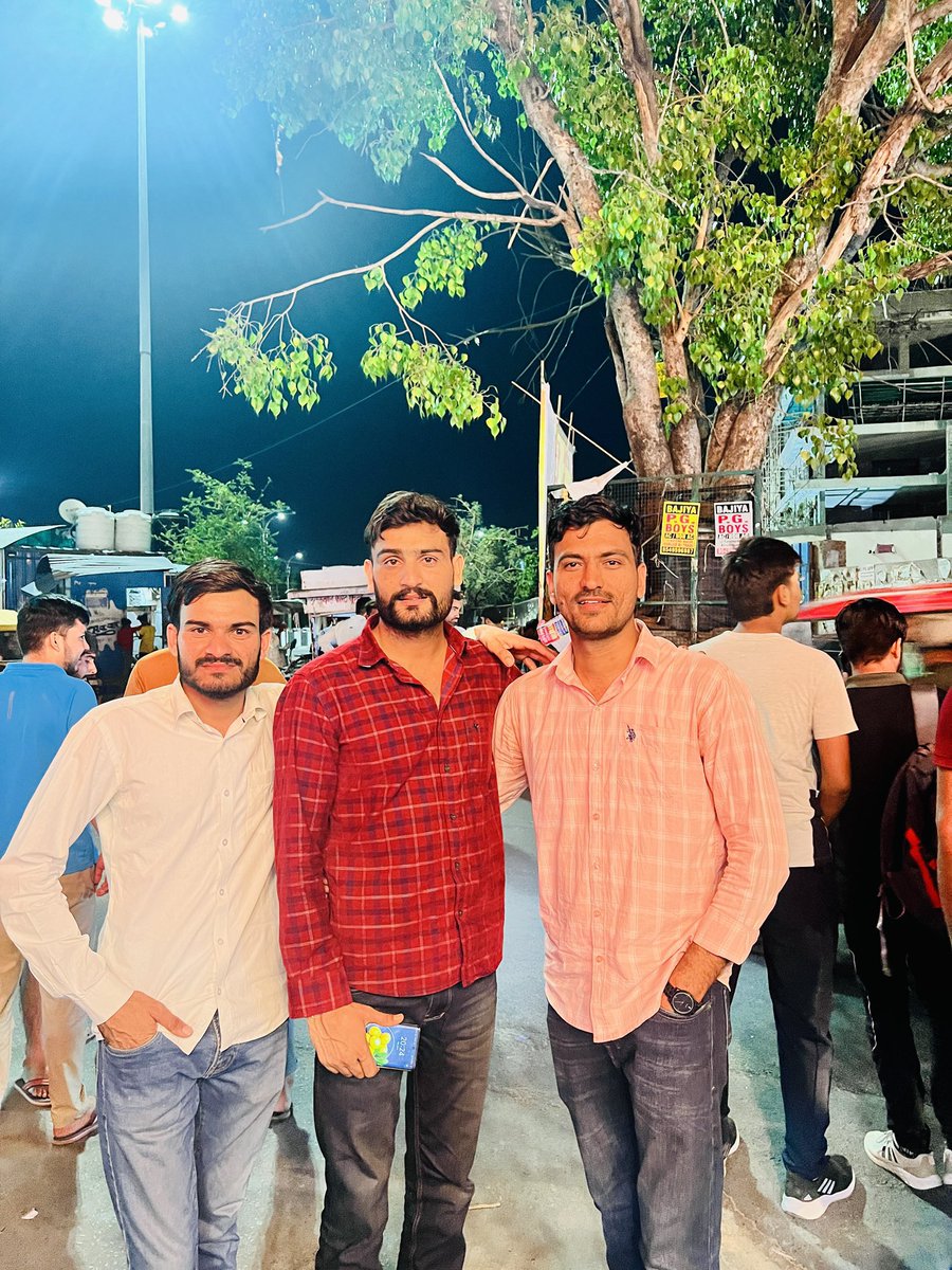 JATmukesh0971's tweet photo. वाह! बैड़ा जी छा गए आप तो, @JATbera1 भाई साहब को राजस्थान एकीकृत शिक्षक महासंघ का अध्यक्ष नियुक्त होने पर हार्दिक शुभकामनाएं। बहुत खुशी होती है जब आप जैसे एक किसान का बेटा जो सामान्य पृष्ठभूमि से आता हो और आज इतने बड़े पद को सुशोभित कर रहे हो।
@JATbera1 
@NFUofficial1 https://t.co/UCRa9NWJTD