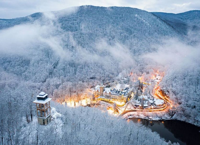 Lillafüred Palace Hotel, built in 1929 above Lake Hámori in Hungary’s Bükk Mountains, is a neo-Renaissance castle hotel once favored by high society. Today, it blends historic charm with modern hospitality in a stunning natural setting. #LillafuredPalace #Hungary #CastleHotels