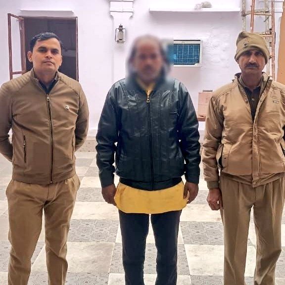 अंधविश्वास इतना बढ़ गया है कि लोग अपनी फूल सी बच्चियों को इन दरिंदो के हाथों में सौंप देते हैं।

तांत्रिक ने नाबालिक लड़की के पेट में जिन्न का बच्चा बताया

इलाज के नाम पर बंद कमरे में अश्लील हरकतें की, रेप का प्रयास किया

आरोपी भैरव बाबा उर्फ संतोषी गिरफ्तार है।

UP के जिला #आगरा