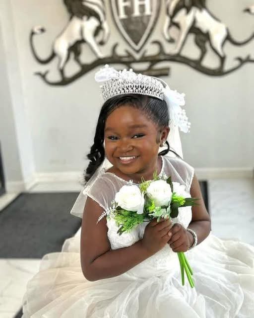 heismjay_'s tweet image. After many years of waiting after marriage, Popular content creator, Ebube who gained fame by using her ridiculous small body size for content, finally welcomes a bouncing baby girl.🥰