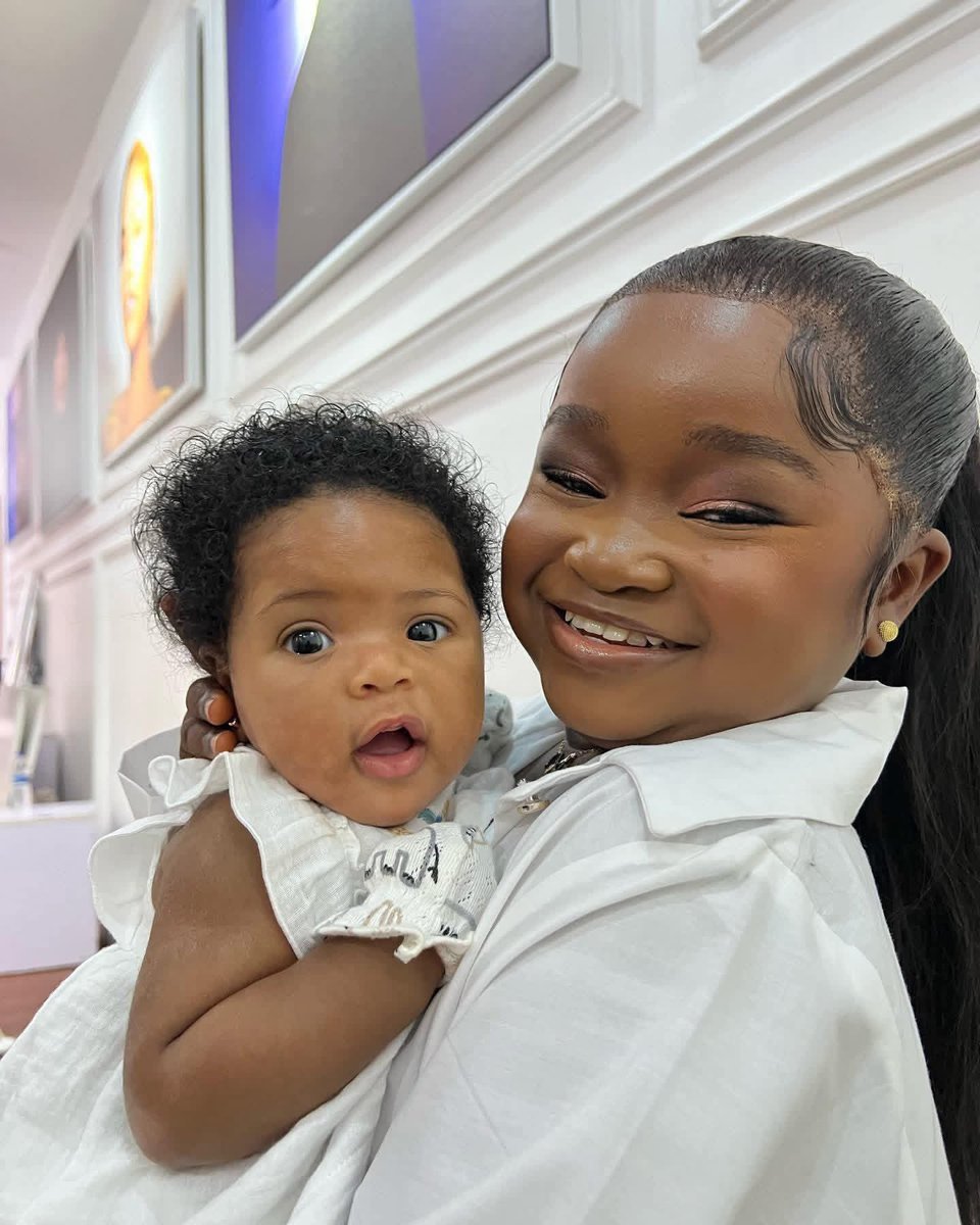 heismjay_'s tweet image. After many years of waiting after marriage, Popular content creator, Ebube who gained fame by using her ridiculous small body size for content, finally welcomes a bouncing baby girl.🥰