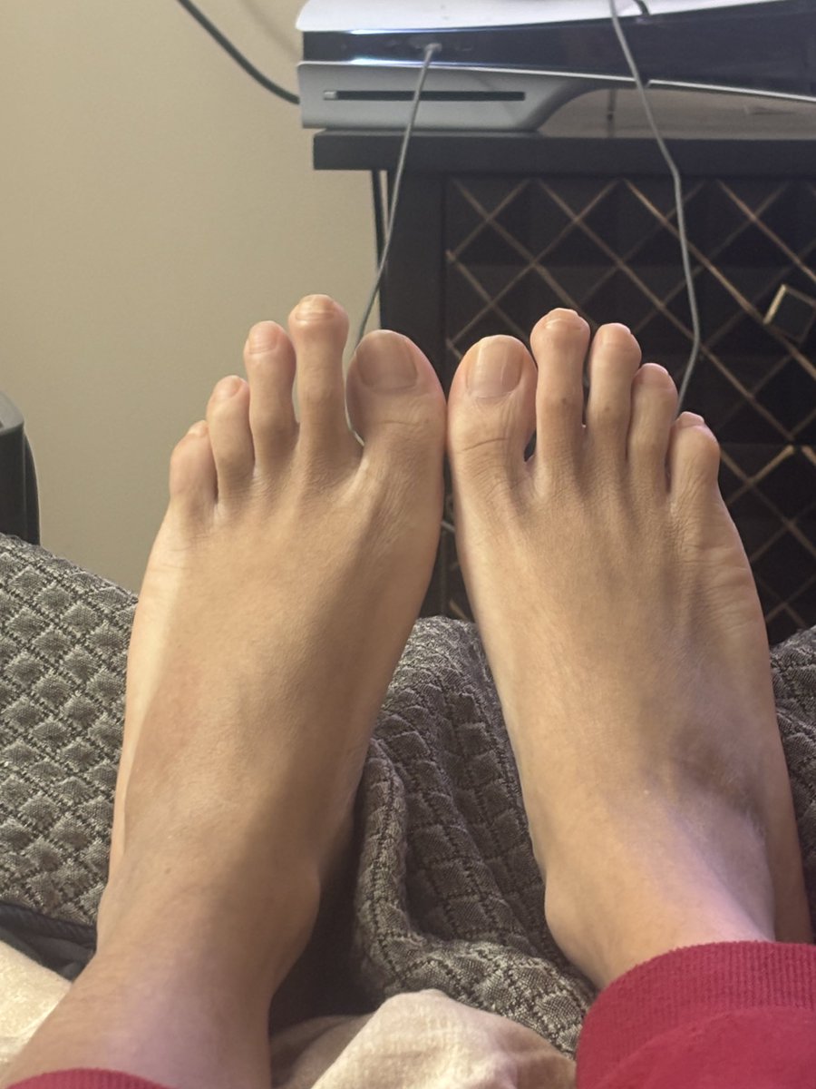 Bottomboired94's tweet photo. Not bad looking feet for a dude 🤤 https://t.co/myRIYY1lAq