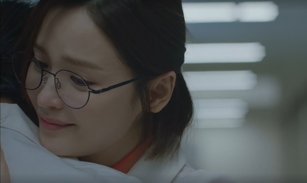 갑자기 우니까 놀라서 안아줬다가, 무슨 일인지 얼굴 보려고 하는 게 개치임 하ㅠㅜㅜ 

너무 어른 목소리로 자기도 눈물 고여서 왜그러냐고 무슨일있냐고 하는 교수님 하 ㅁㅊ...
왜그런지 듣고 다시 꼭 안아주면서 달래주는 거까지 걍 ㅁㅊ거같음.. 왜 처음 볼 때 못느꼈지...