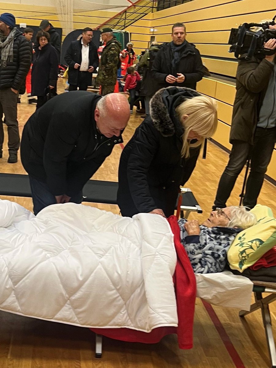 "Kuckuck, erschrecken Sie nicht. Wir müssen uns mal kurz zu Ihnen hinunterbeugen und so tun, als würde uns Ihr Schicksal interessieren. Wir haben da gestern ein bisschen Mist gebaut. Da kommen Sie uns mit der warmen Jacke und der verwirrten Strubbelfrisur gerade recht. Danke."