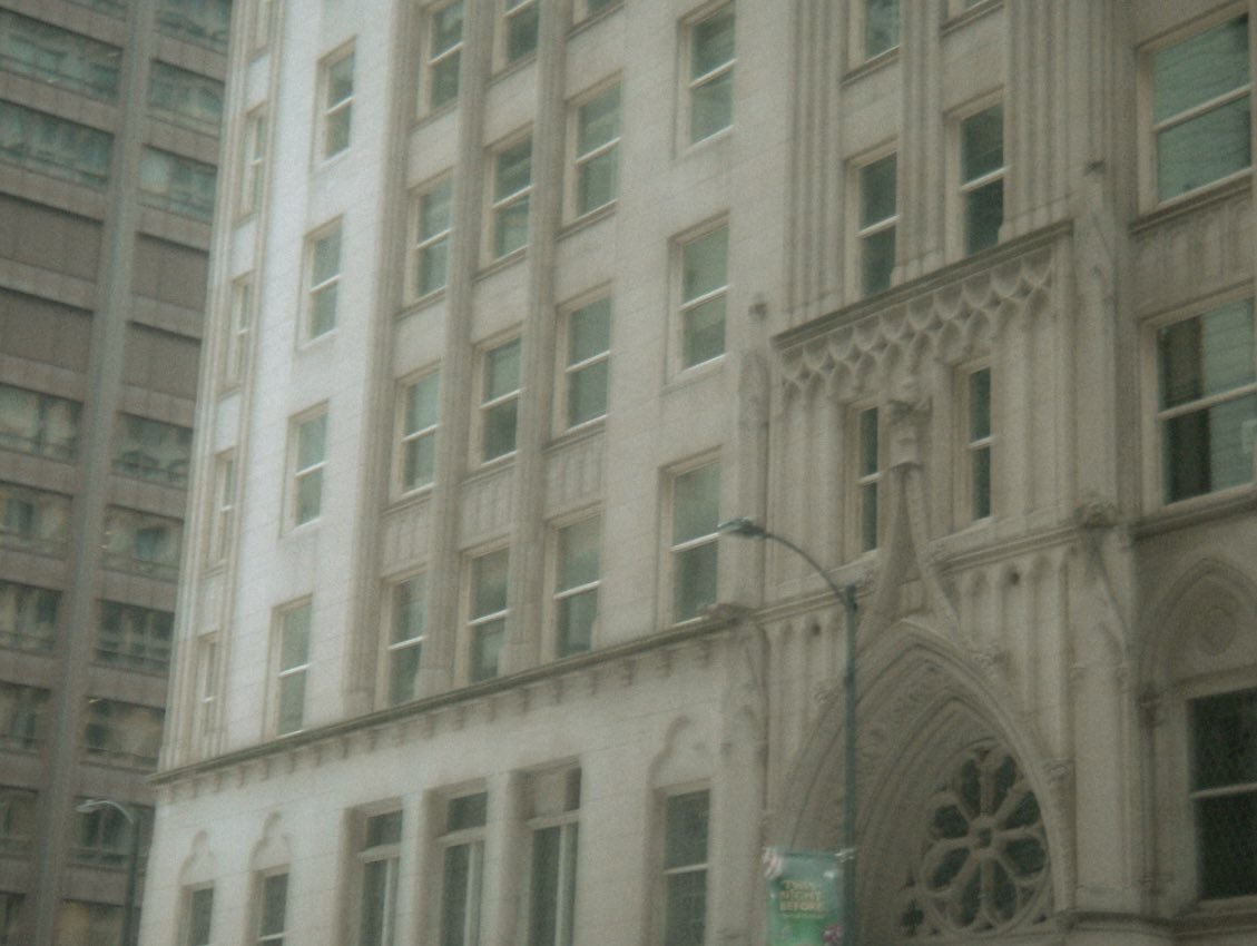 AllesSophia's tweet photo. #ethereal haze & the #urban #landscape in downtown #chicago on my #digicam
.
#aesthetic #art #photo #photography #film #analog #digital #otherworldly #vintage #city #cityscape #architecture #preset https://t.co/mgT3ytWbco