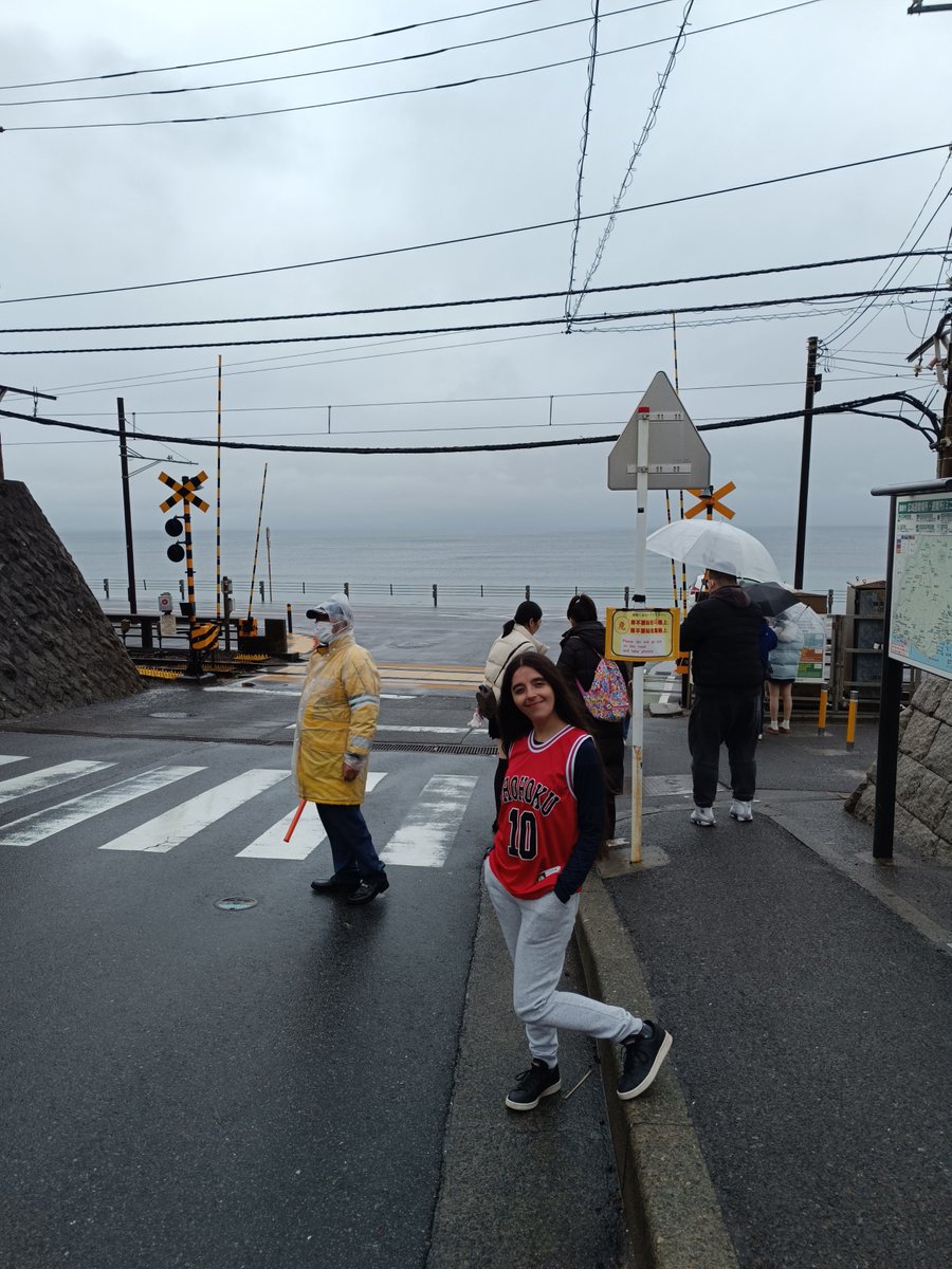 viajantescl's tweet photo. 🏀🚋 El icónico cruce de Kamakura 🚋🏀
Si eres fan de Slam Dunk, seguro recuerdas la escena del opening donde Hanamichi Sakuragi espera junto a Haruko en un cruce de tren. Ese lugar existe en la vida real y es el famoso cruce de ferrocarril de Kamakura-Kōkōmae en Japón.
#SLAMDUNK https://t.co/8ItO8AzdlZ