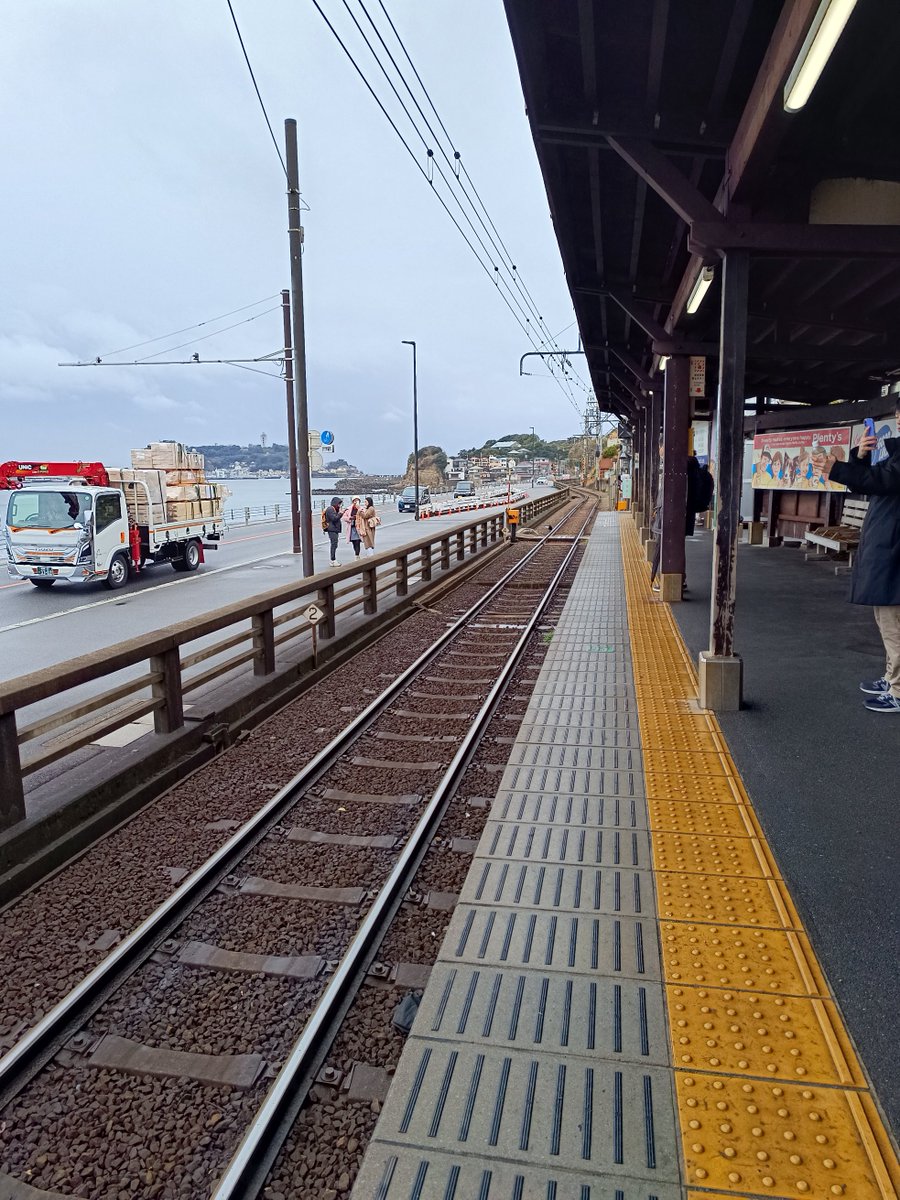viajantescl's tweet photo. 🏀🚋 El icónico cruce de Kamakura 🚋🏀
Si eres fan de Slam Dunk, seguro recuerdas la escena del opening donde Hanamichi Sakuragi espera junto a Haruko en un cruce de tren. Ese lugar existe en la vida real y es el famoso cruce de ferrocarril de Kamakura-Kōkōmae en Japón.
#SLAMDUNK https://t.co/8ItO8AzdlZ