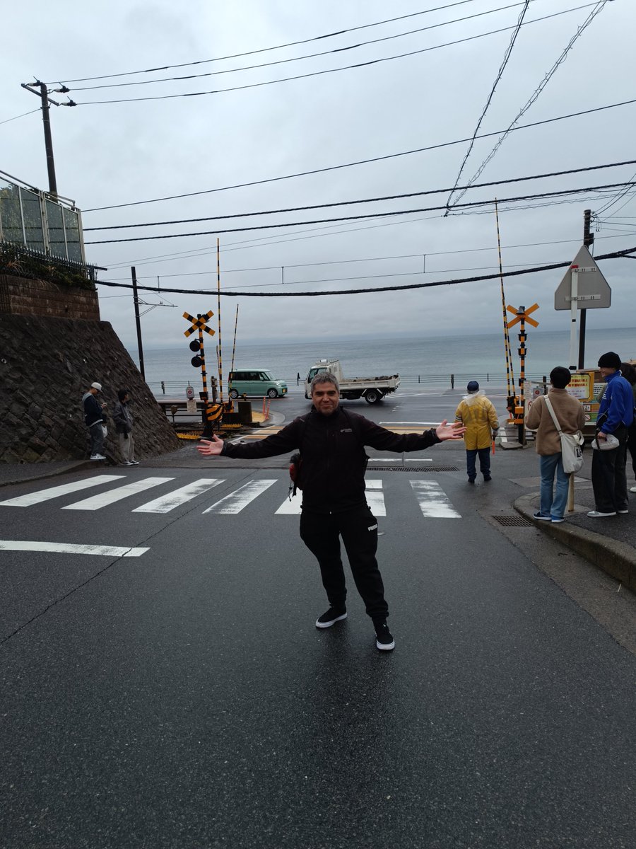 viajantescl's tweet photo. 🏀🚋 El icónico cruce de Kamakura 🚋🏀
Si eres fan de Slam Dunk, seguro recuerdas la escena del opening donde Hanamichi Sakuragi espera junto a Haruko en un cruce de tren. Ese lugar existe en la vida real y es el famoso cruce de ferrocarril de Kamakura-Kōkōmae en Japón.
#SLAMDUNK https://t.co/8ItO8AzdlZ