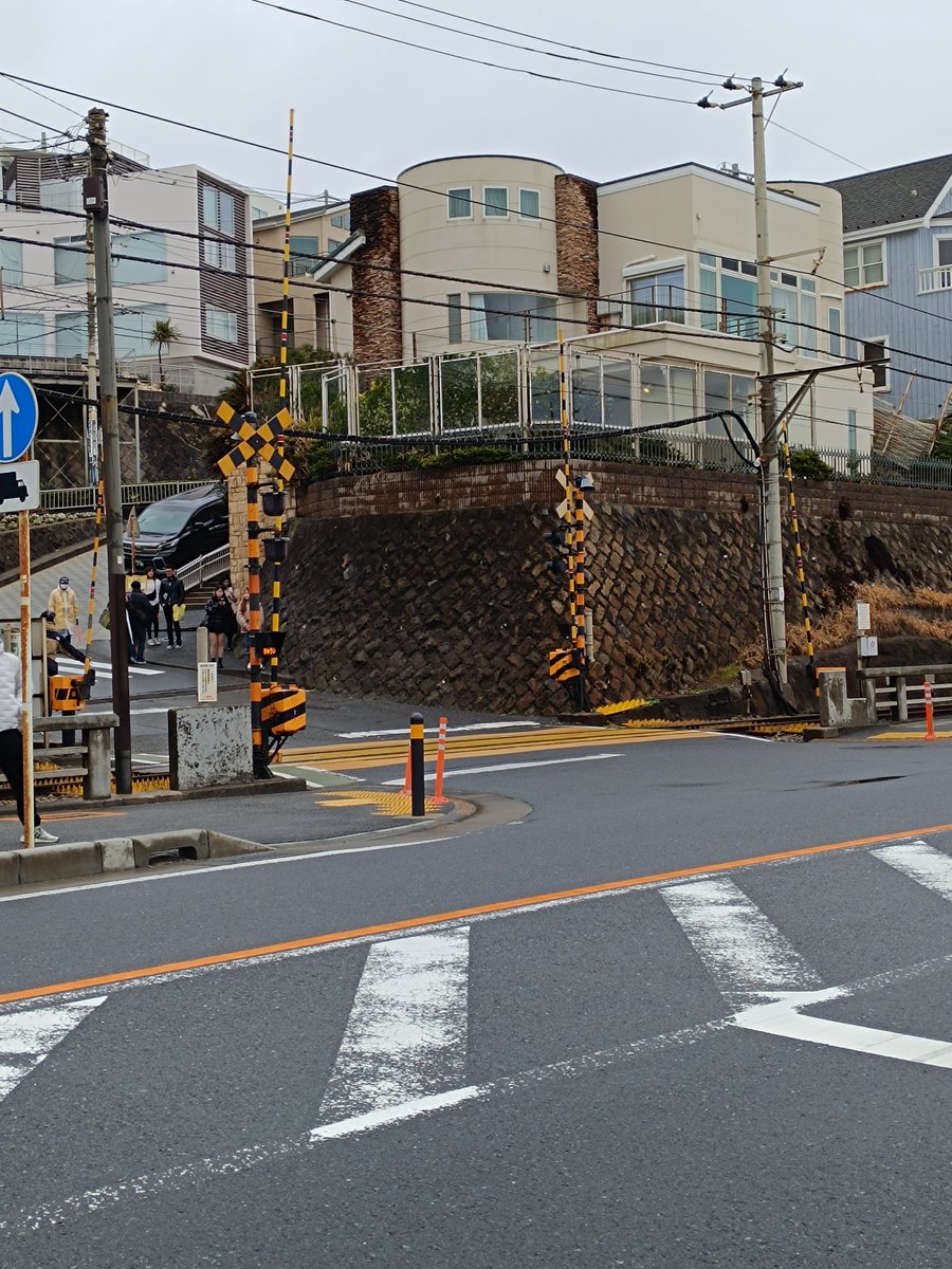 viajantescl's tweet photo. 🏀🚋 El icónico cruce de Kamakura 🚋🏀
Si eres fan de Slam Dunk, seguro recuerdas la escena del opening donde Hanamichi Sakuragi espera junto a Haruko en un cruce de tren. Ese lugar existe en la vida real y es el famoso cruce de ferrocarril de Kamakura-Kōkōmae en Japón.
#SLAMDUNK https://t.co/8ItO8AzdlZ