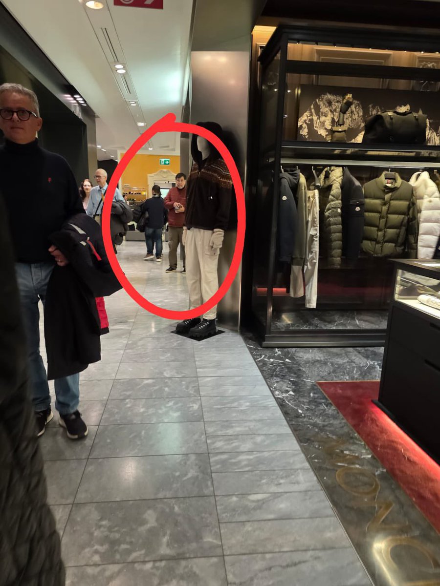RobertoQuijanoL's tweet photo. @liatrueba @fernandeznorona Lo vimos primero en la Moncler de Rinascente. Hay niveles con don Changoleón 💅 https://t.co/7Be2AezkDR