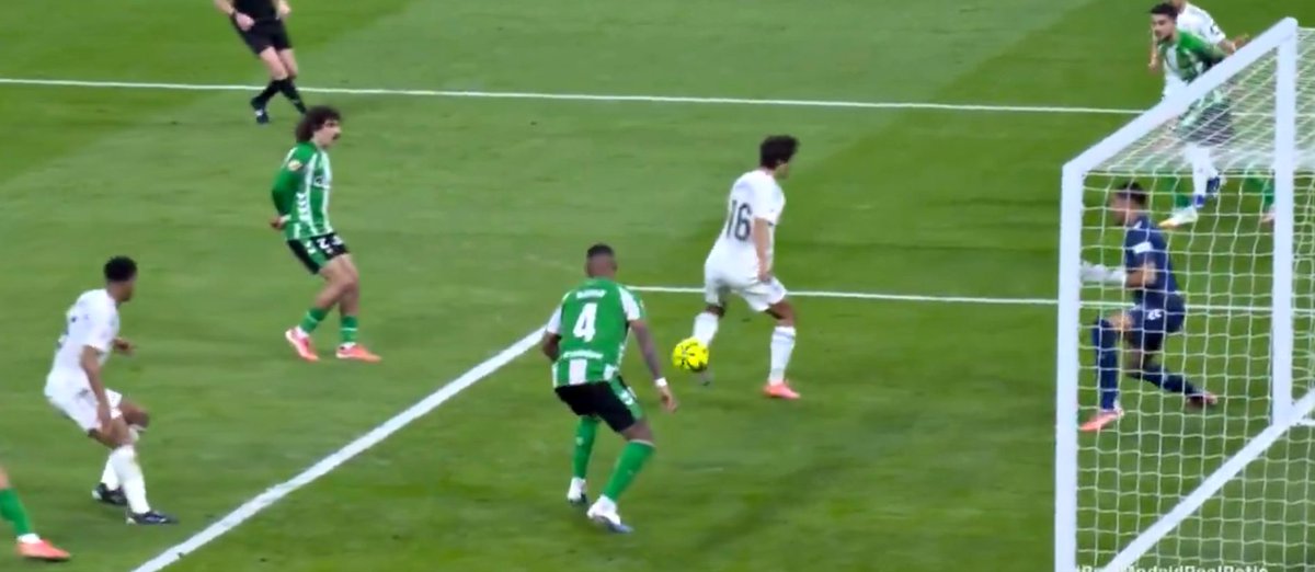 NerriCancelado's tweet photo. -Pellegrini: "Héctor, ¿por qué dejaste solo a Gonzalo en esta acción?"

-Bellerín: "Míster, ese tipo de marcajes son heteropatriarcales impuestos por la sociedad a la masculinidad tradicional. Yo creo en unos marcajes de género más ecosostenibles que hagan cohesión con mi masculinidad más transversal"