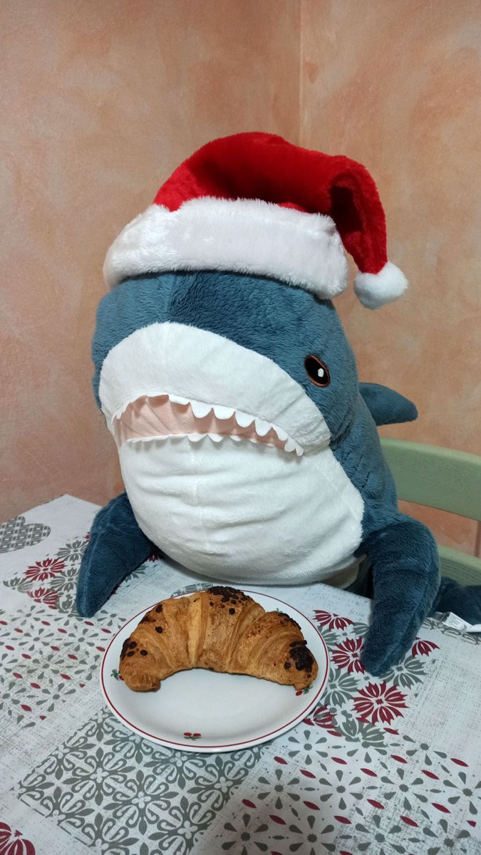 GiraffaV's tweet image. My first Christmas holidays have come to an end and I loved them!
I ate lots of delicious food, I loved wearing my Christmas hat… and now I’m finishing it all off with this chocolate croissant!
 Human, when’s the next Christmas?

#IKEAのサメ #ikeashark #christmas #croissant