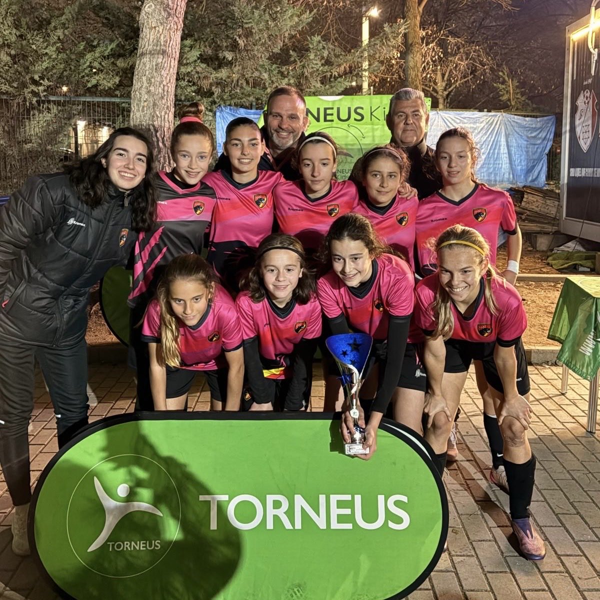 🏆 ¡Gran participación en el Torneus Kids!

Masculino
🔹 Campeones en la categoría Alevín
🔹 Finalistas en la categoría Infantil (partido suspendido, sin ganador ni perdedor)

Femenino
🔹 Campeonas en la categoría Infantil
🔹 Subcampeonas en la categoría Alevín

¡Orgullosos!🚀