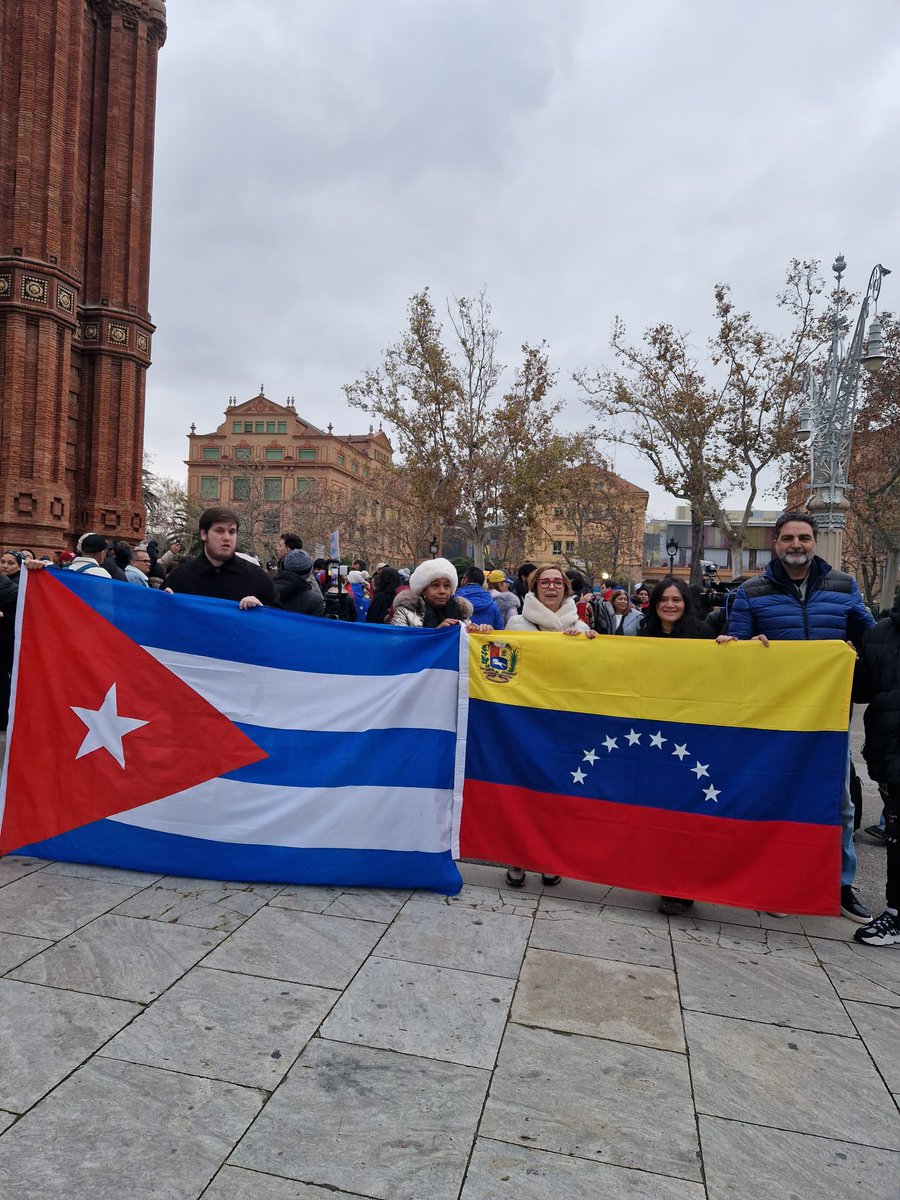 En la manifestación de los venezolanos 🇻🇪 en Barcelona. Alegría de los champs en el exilio por la captura del dictador Maduro. ¡Viva Venezuela libre!