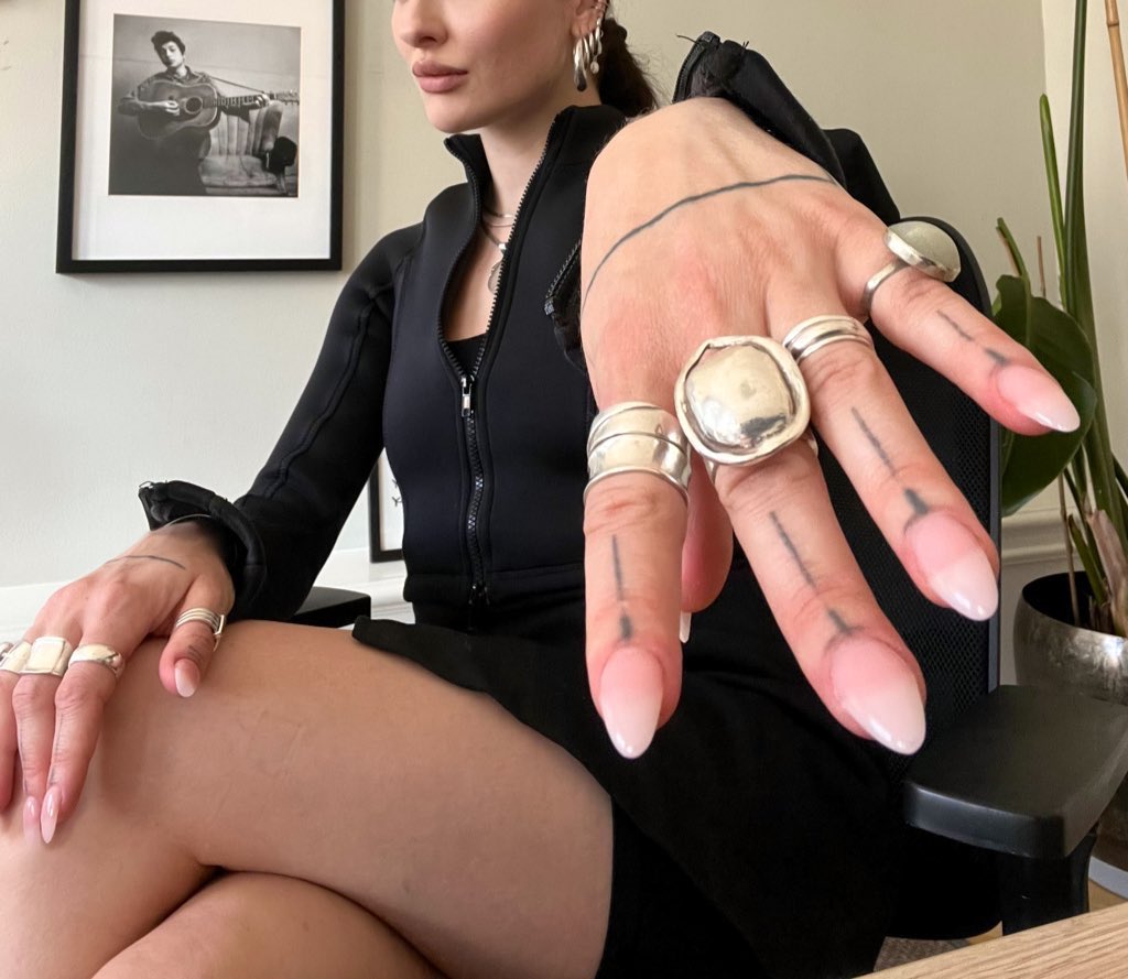 Mss_Behaved's tweet photo. Are you a worshipper or a loser ? Make it count or get lost 

#findom #ringsofpower #femdom #goddess https://t.co/WcFajs5QUg
