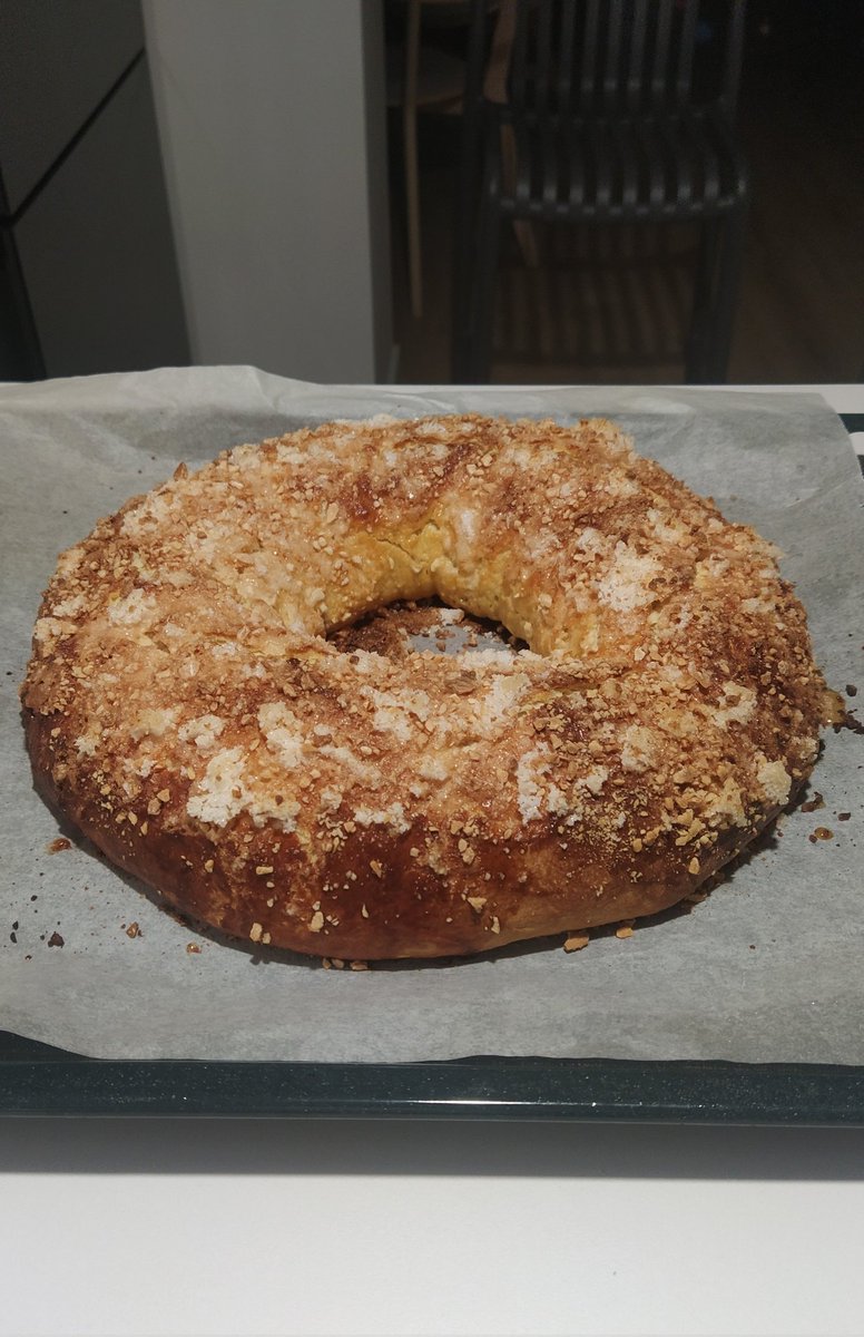 MiguelCallejaO's tweet image. Pues ahí va nuestro 👑 Roscón de Reyes 👑. Ahora a dejar que se enfríe y veremos qué tal sale... 🤞🏼
#christmas #roscóndereyes #christmastime #christmascake