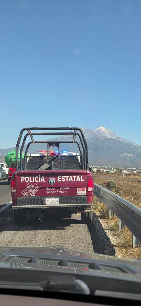 dalilagarod's tweet photo. Reconocemos la GRAN LABOR que nos dieron 2 policías de ésta patrulla para abrirnos paso en medio de un accidente y asistir nuestra emergencia de cirugía programada en Veracrúz para mi abuelita de 81 años. @Gob_Puebla @PueblaAyto @PCPueblaCapital @aztecapuebla @CAPUFE @lopezdoriga https://t.co/p4ToqGYnCj