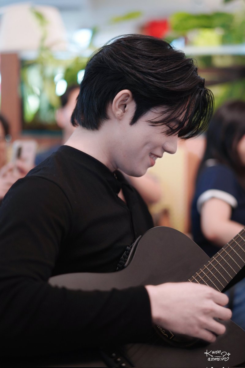 kwonaomsin's tweet photo. พิน้อนสากับกีต้าร์คือดีย์ 🐶🎸 @_ohmsarit
#ohmfirstontour
#OhmSarit #โอมสาริศ https://t.co/rv3aC9QCu9