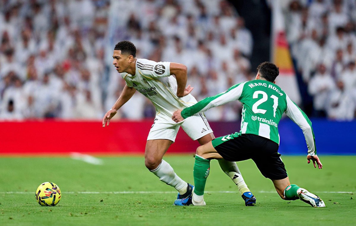 theMadridZone's tweet image. 🚨 Jude Bellingham vs Real Betis:

- 90 minutes
- 3 key passes
- 90% passing accuracy
- 4/4 dribbles
- 8 ball recoveries
- 9 duels won

Another complete performance.