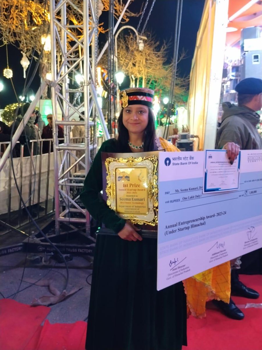 CSIR_IHBT's tweet image. Congratulations to CSIR-IHBT startup founder Ms. Seema Kumari for securing First Prize in the Annual Startup Award 2023–24. The award was presented by the Hon’ble Chief Minister of Himachal Pradesh during #HIMMSMEFest2026. #StartupIndia #CSIR #WomenEntrepreneurs