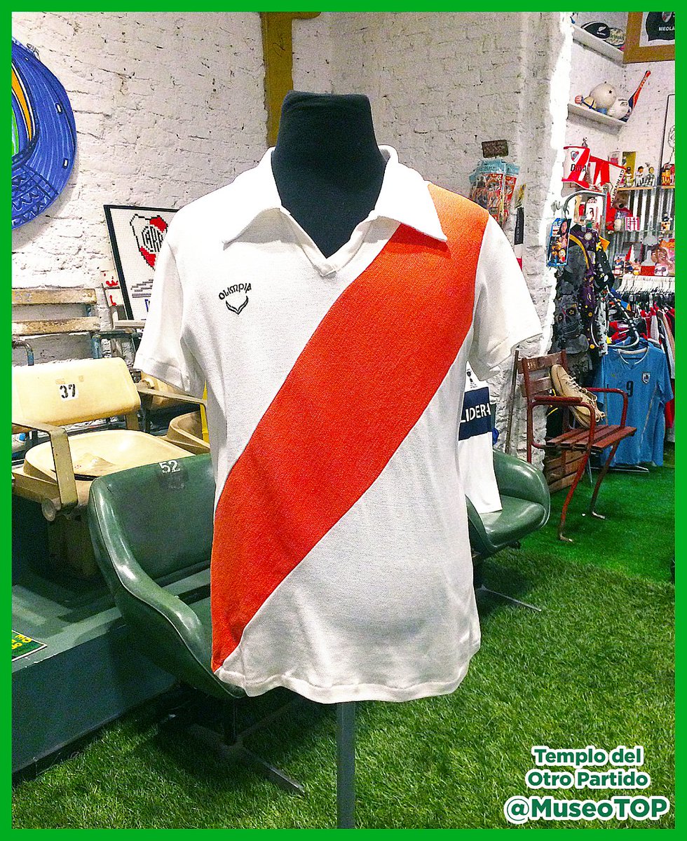 MuseoTOP's tweet image. 04-01-2026. 73º cumpleaños del "Beto" Alonso: La camiseta Olimpia de River (1981) brilla en el TOP, el Museo de Marketing Deportivo de Claudio Destéfano. Historia completa en Instagram 👉 @museoTOP. Contenido: @mlopezarce #RiverPlate #BetoAlonso #CARP #MuseoTOP